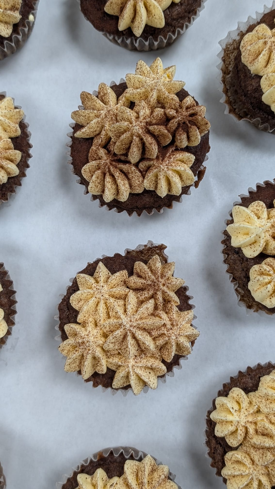 Vegane Schokoladen-Cupcakes mit Blüten-Frosting vom Tjorven Bistro